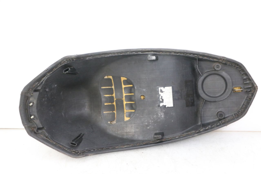 photo de SELLE PEUGEOT KISBEE 2T 50 (2010 - 2017) - Angolazione alternativa