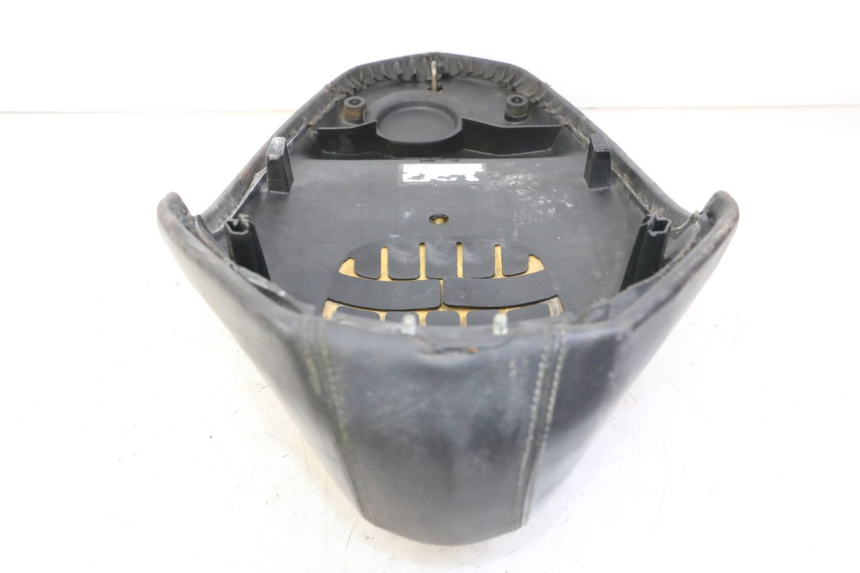 photo de SELLE PEUGEOT KISBEE 2T 50 (2010 - 2017) - Stato della superficie e materiale