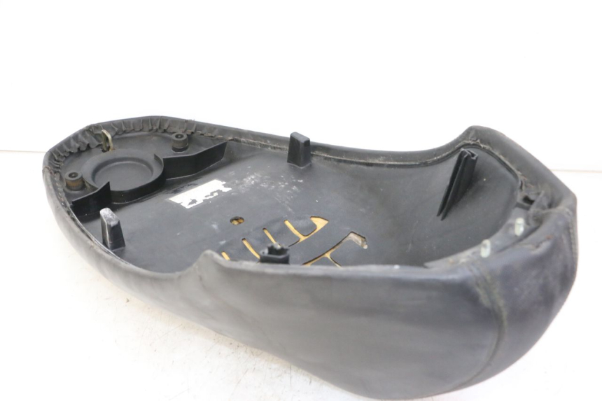 photo de SELLE PEUGEOT KISBEE 2T 50 (2010 - 2017) - Marcature e riferimenti originali