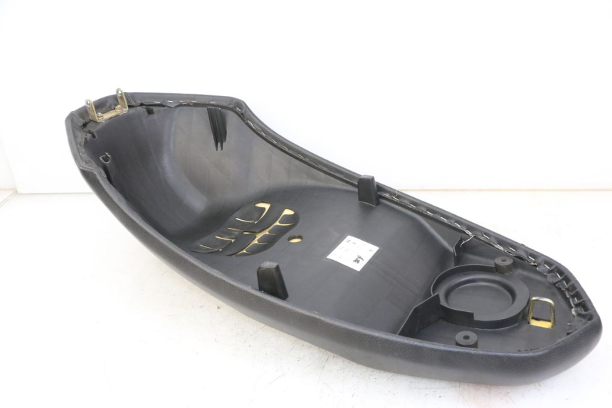 photo de SELLE PEUGEOT KISBEE 4T 50 (2018 - 2022) - Stato della superficie e materiale