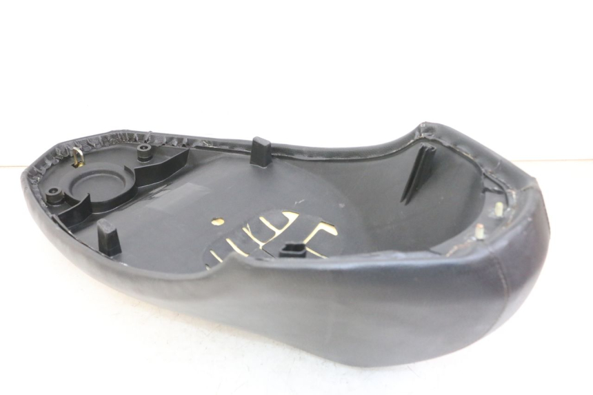 photo de SELLE PEUGEOT KISBEE 4T 50 (2010 - 2017) - Zoom sullo stato d'uso