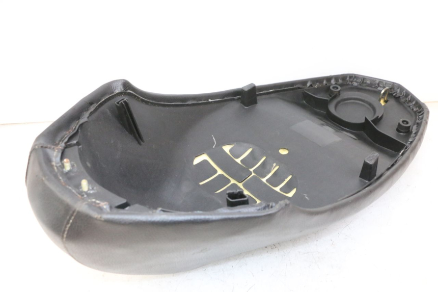 photo de SELLE PEUGEOT KISBEE 4T 50 (2010 - 2017) - Primo piano tecnico