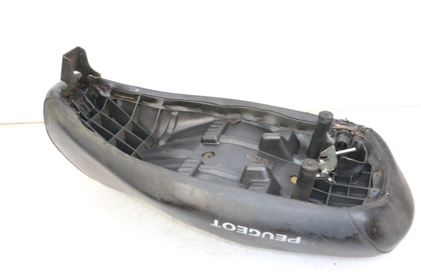 photo de SELLE PEUGEOT LUDIX 50 (2008 - 2017) - Dettagli dei punti di fissaggio