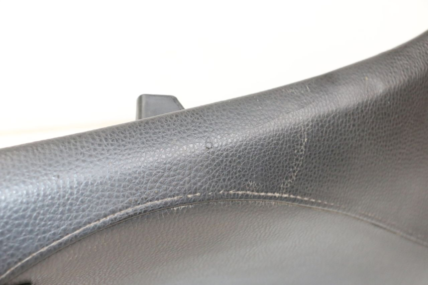 photo de SELLE PEUGEOT STREETZONE 4T 50 (2018 - 2023) - Dettaglio del componente