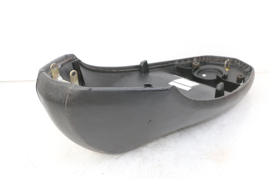 photo de SELLE PEUGEOT STREETZONE 4T 50 (2018 - 2023) - Stato della superficie e materiale