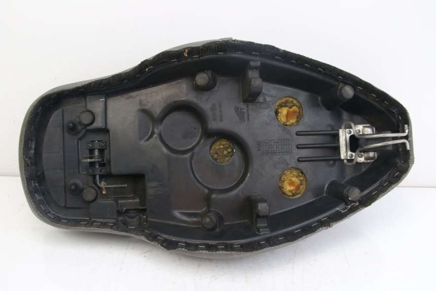 photo de SELLE APRILIA SCARABEO 4T 50 (2009 - 2017) - Stato della superficie e materiale