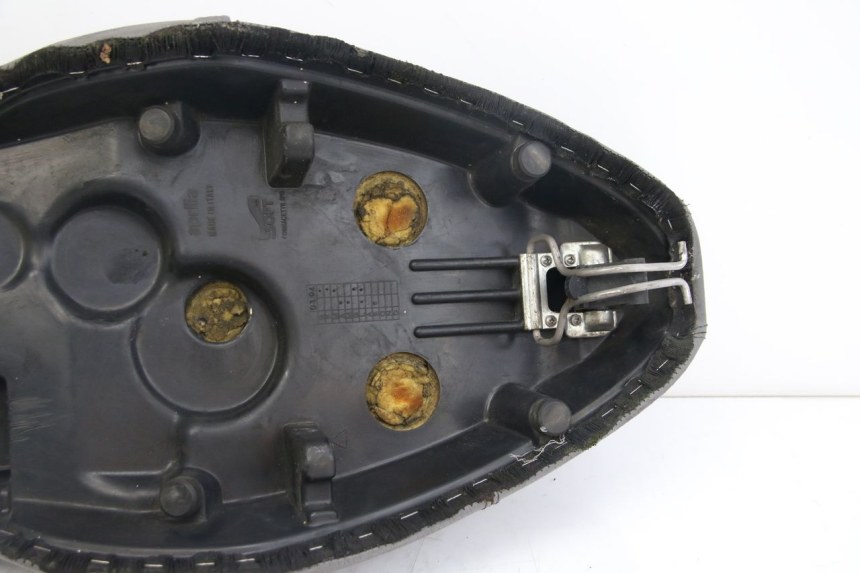 photo de SELLE APRILIA SCARABEO 4T 50 (2009 - 2017) - Marcature e riferimenti originali
