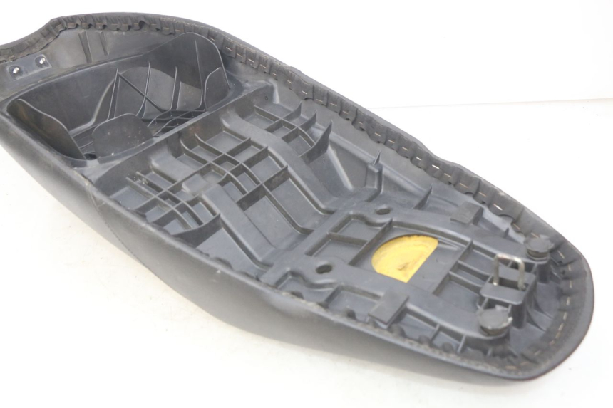 photo de SELLE SUZUKI SIXTEEN 125 (2008 - 2010) - Stato della superficie e materiale