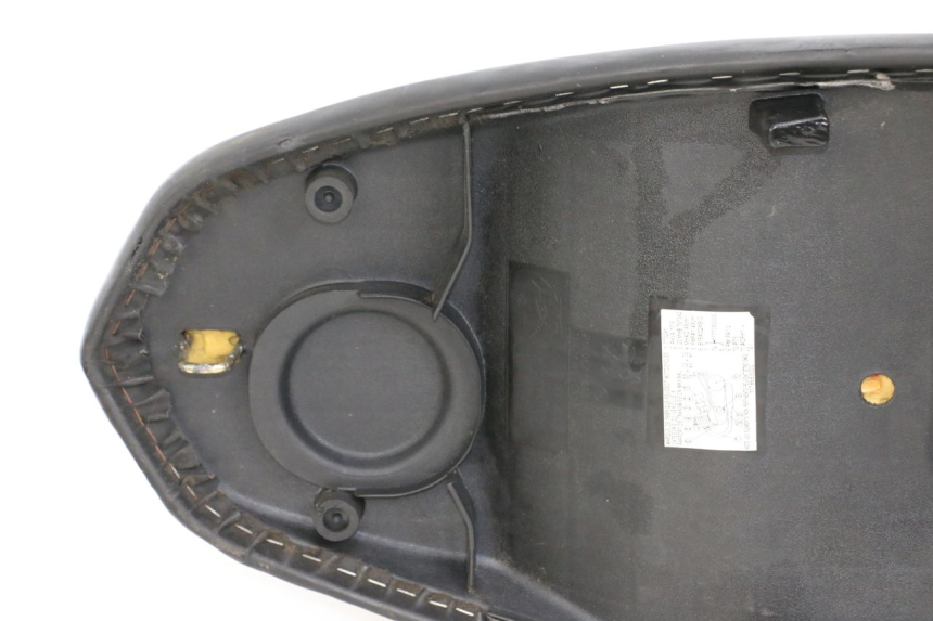 photo de SELLA PEUGEOT STREETZONE 2T 50 (2014 - 2019) - Marcature e riferimenti originali