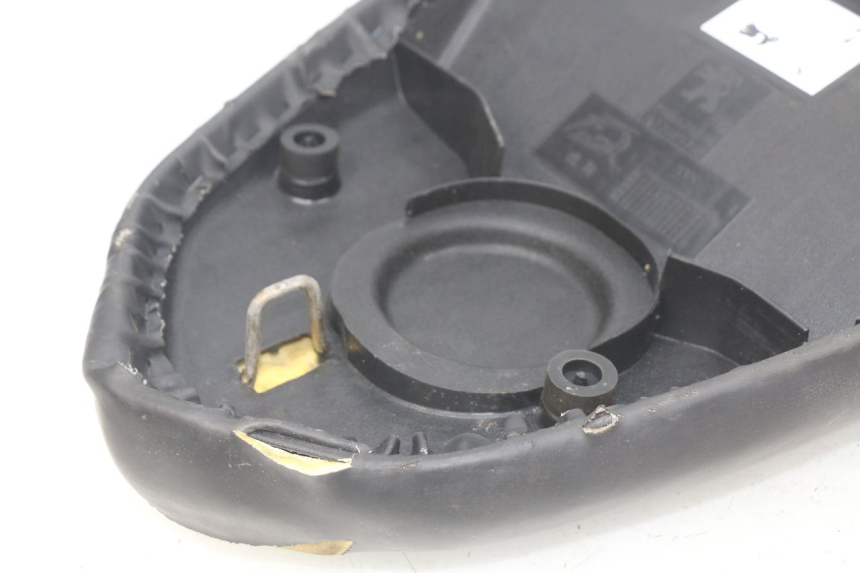 photo de SELLE PEUGEOT STREETZONE 4T 50 (2018 - 2023) - Stato della superficie e materiale