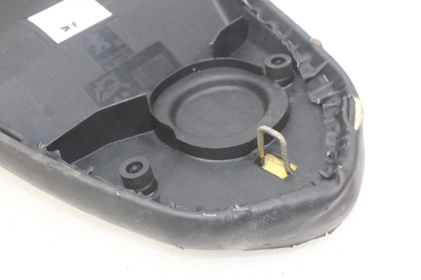 photo de SELLE PEUGEOT STREETZONE 4T 50 (2018 - 2023) - Marcature e riferimenti originali