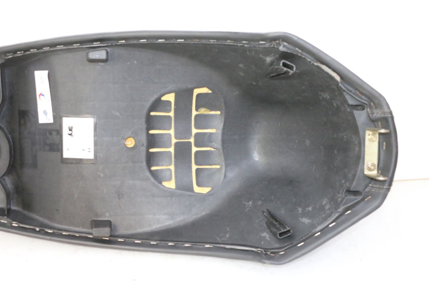 photo de SELLA PEUGEOT STREETZONE I 2T 50 (2018 - 2020) - Stato della superficie e materiale