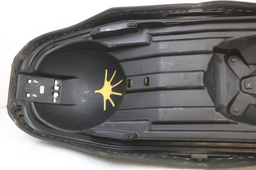 photo de SELLE YAMAHA XMAX X-MAX ABS 125 (2017 - 2020) - Marcature e riferimenti originali