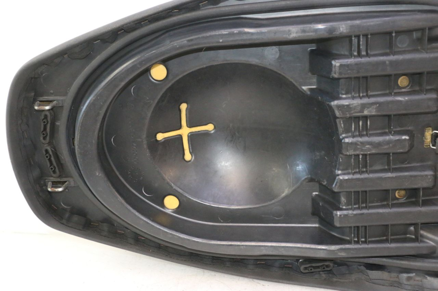 photo de SELLE YAMAHA XMAX X-MAX 125 (2006 - 2009) - Dettagli dei punti di fissaggio