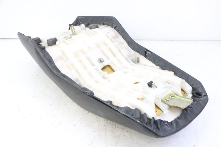 photo de SELLE YAMAHA FZS FAZER 600 (2001 - 2003) - Dettagli dei punti di fissaggio