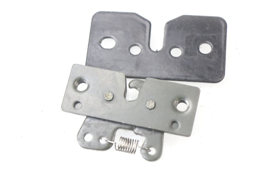 photo de SERRATURA SELLA PEUGEOT SATELIS COMPRESSOR K15 125 (2006 - 2009) - Dettaglio del componente