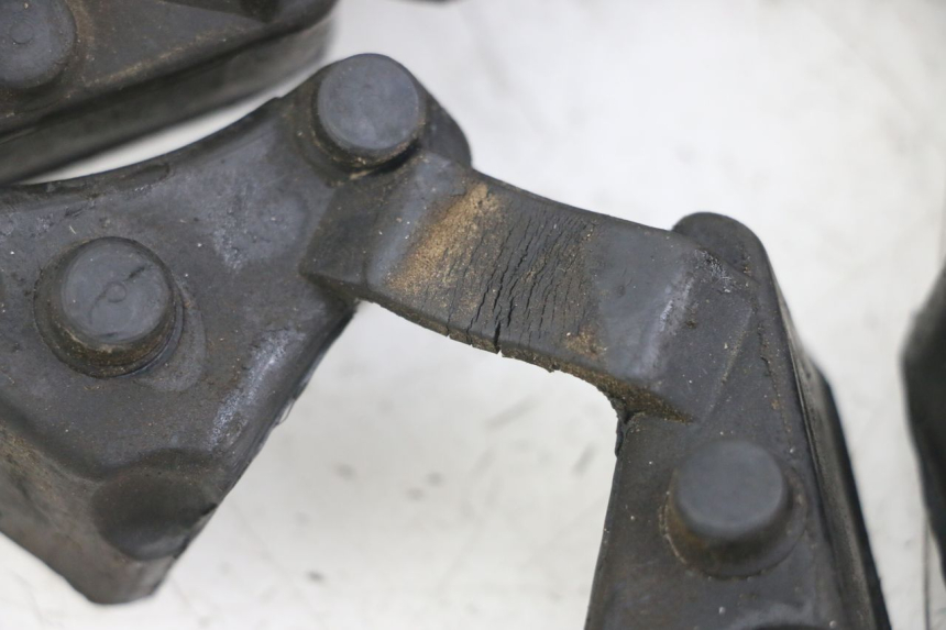 photo de SILENTBLOC CORONA TRIUMPH SPEED TRIPLE T301 900 (1994 - 1996) - Stato della superficie e materiale