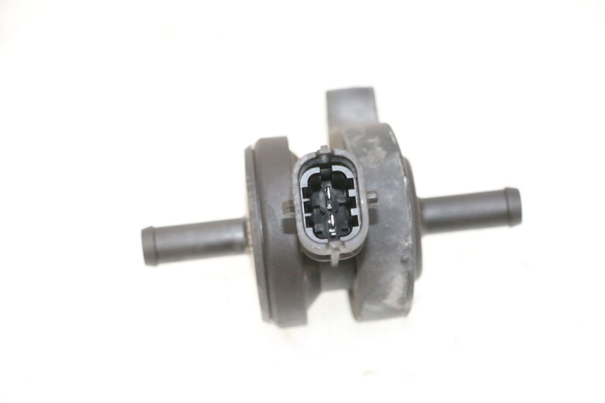 photo de SENSORE PRESSIONE ARIA PIAGGIO MP3 HPE 300 (2019 - 2026) - Altra angolazione