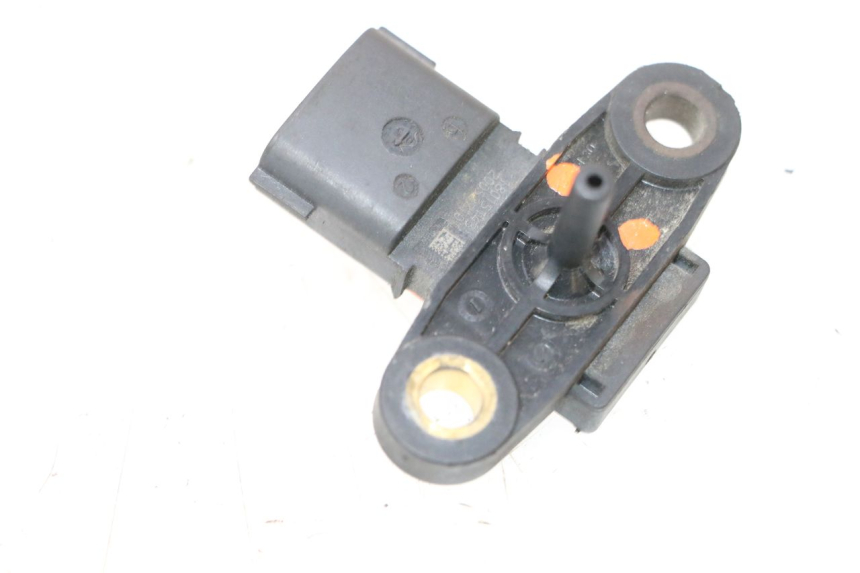 photo de SENSORE PRESSIONE ARIA PEUGEOT SATELIS COMPRESSOR K15 125 (2006 - 2009) - Primo piano tecnico