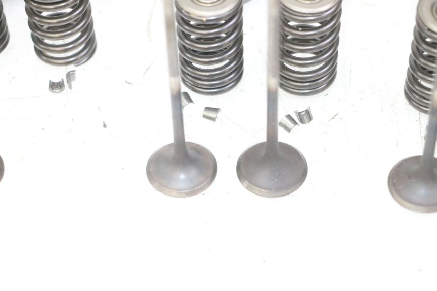 photo de VALVOLA ASPIRAZIONE HONDA CB R 1000 (2018 - 2023) - Caratteristiche distintive