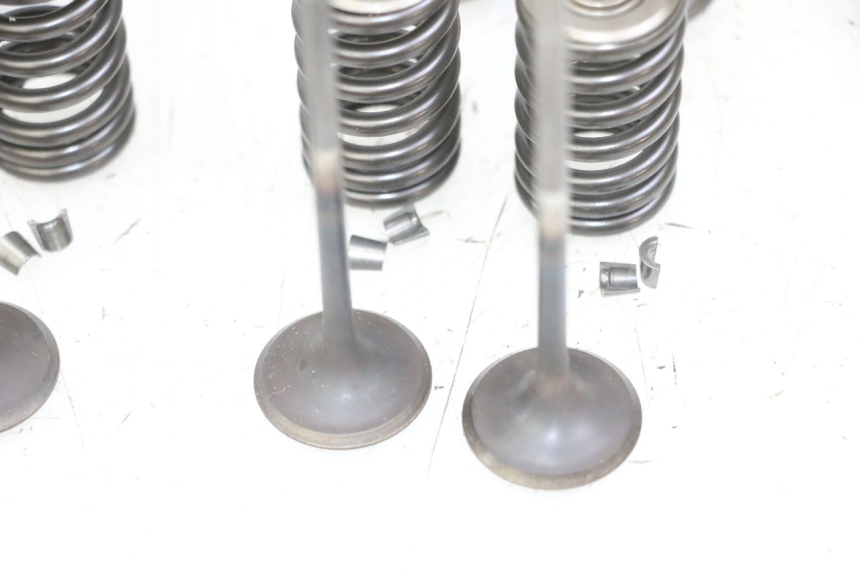 photo de VALVOLA ASPIRAZIONE HONDA CB R 1000 (2018 - 2023) - Zoom sui componenti