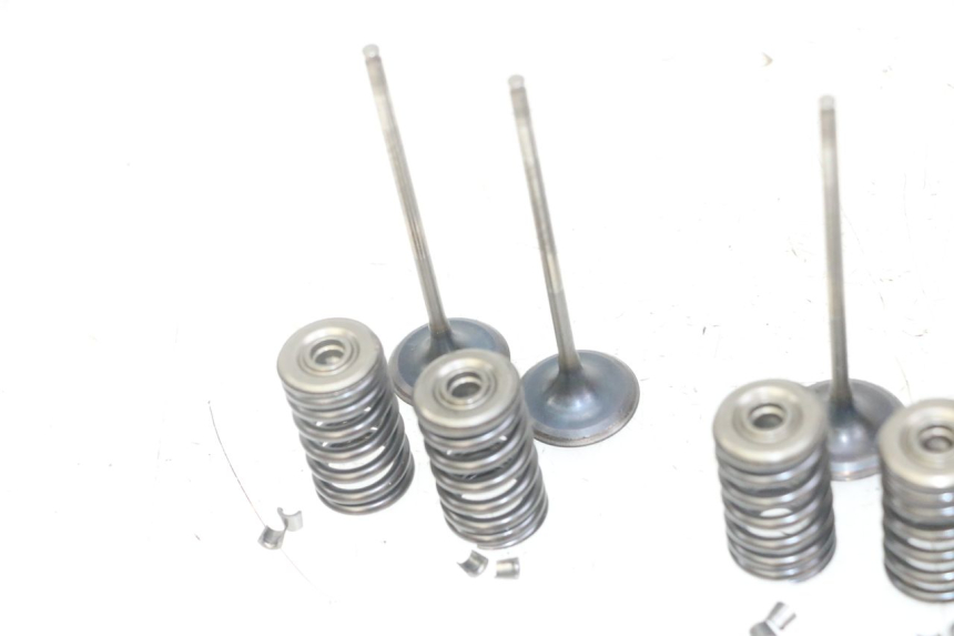 photo de VALVOLA ASPIRAZIONE HONDA CB R 1000 (2018 - 2023) - Focus sulla struttura