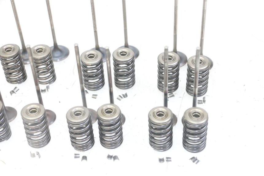 photo de VALVOLA ASPIRAZIONE HONDA CB R 1000 (2018 - 2023) - Primo piano tecnico