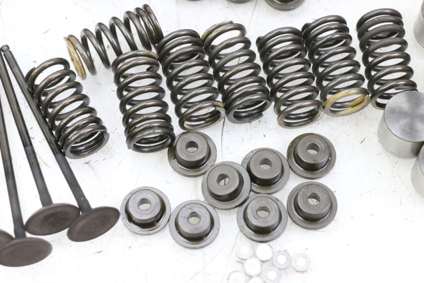 photo de VALVOLA ASPIRAZIONE SUZUKI GSR 750 (2011 - 2017) - Altra angolazione