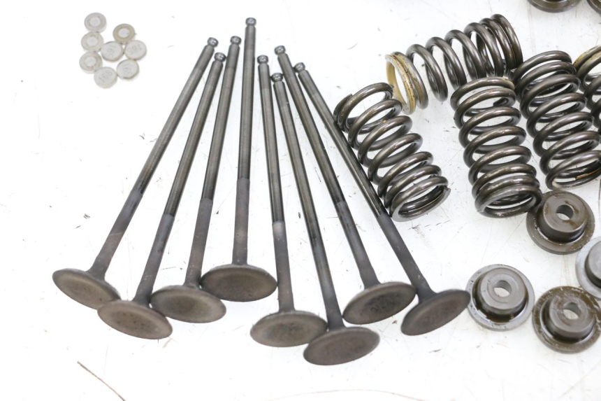 photo de VALVOLA ASPIRAZIONE SUZUKI GSR 750 (2011 - 2017) - Primo piano tecnico