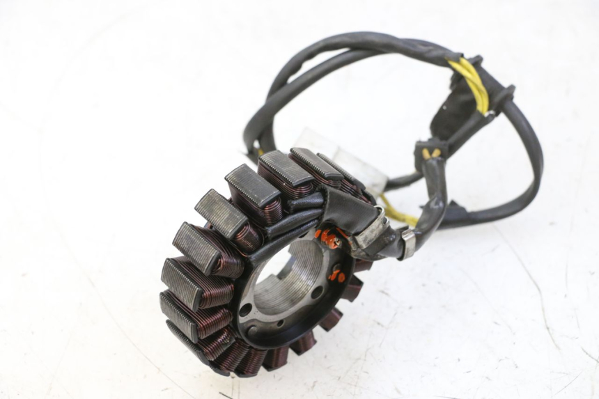 photo de STATOR HONDA FES S-WING SWING ABS 125 (2007 - 2015) - Dettagli dei punti di fissaggio