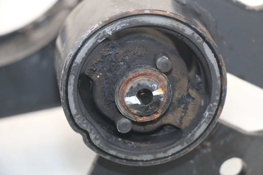 photo de SUPPORTO MOTORE PEUGEOT SATELIS 300 (2012 - 2015) - Stato della superficie e materiale