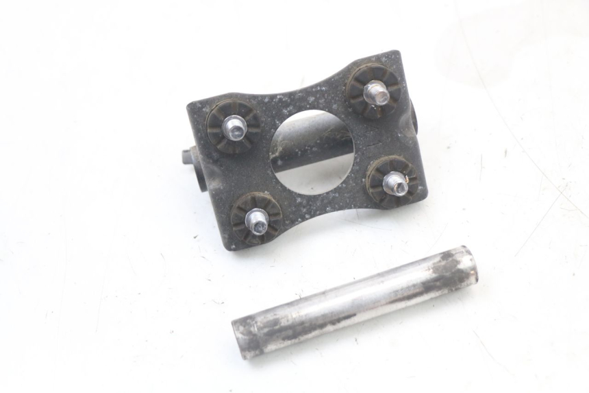 photo de SUPPORTO SERBATOIO CARBURANTE SUZUKI GSR 750 (2011 - 2017) - Dettagli dei punti di fissaggio