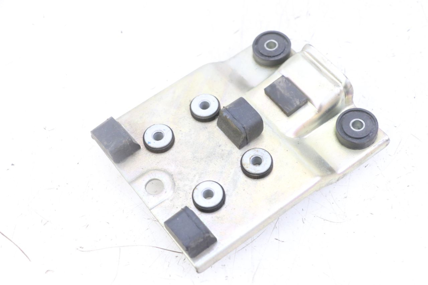 photo de SUPPORTO SERBATOIO CARBURANTE SUZUKI GSX F GSXF 650 (2007 - 2015) - Primo piano tecnico