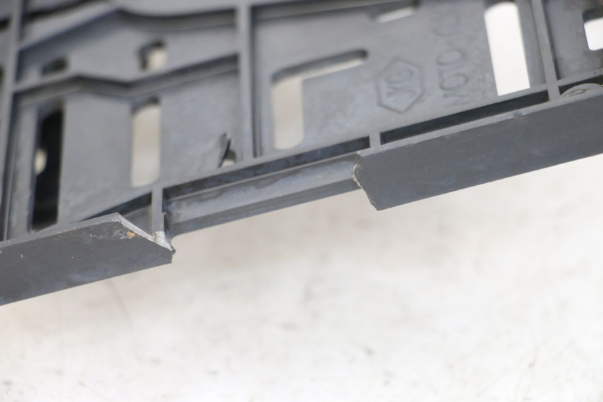 photo de SUPPORTO TARGA YAMAHA BW'S BWS 125 (2010 - 2013) - Primo piano tecnico