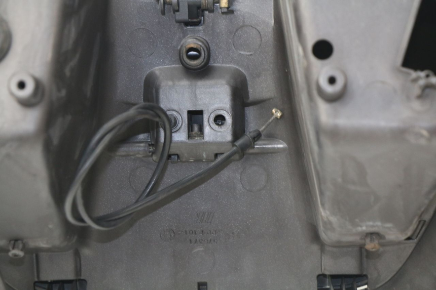 photo de RETROSCUDO PIAGGIO BEVERLY 500 (2003 - 2007) - Stato della superficie e materiale