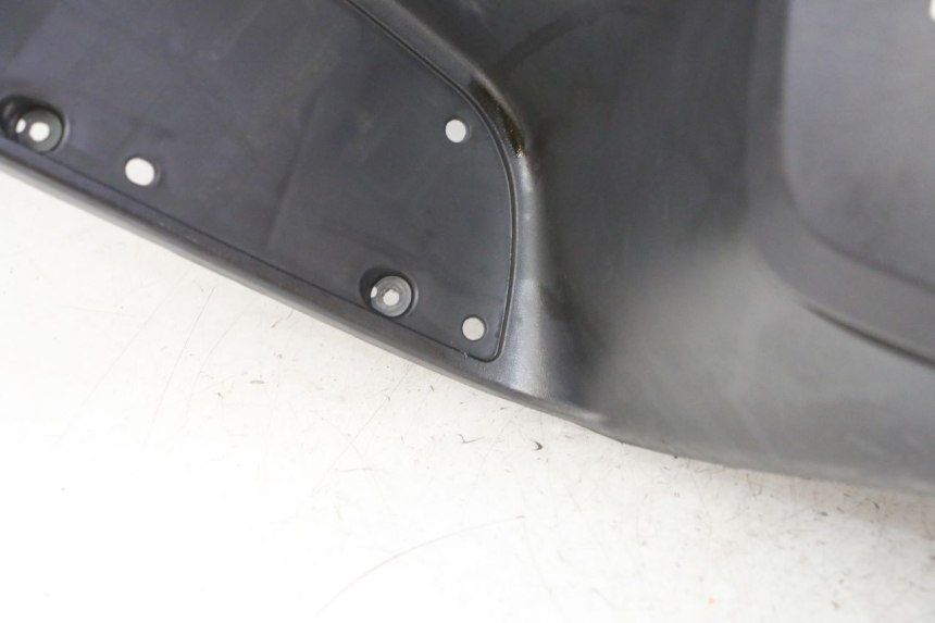 photo de PANNELLO INTERNO SUZUKI BURGMAN 125 (2007 - 2014) - Dettagli dei punti di fissaggio