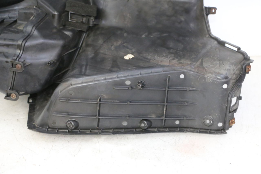 photo de PANNELLO INTERNO SUZUKI BURGMAN 125 (2007 - 2014) - Dettagli dei punti di fissaggio