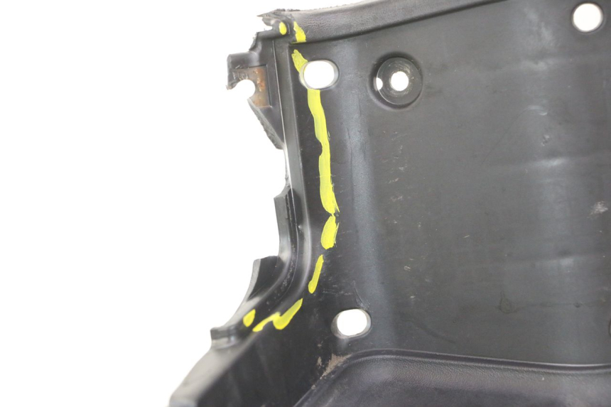 photo de PANNELLO INTERNO SUZUKI BURGMAN 125 (2007 - 2014) - Dettagli dei punti di fissaggio