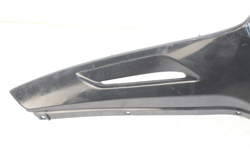 photo de PANNELLO INTERNO DESTRO PIAGGIO BEVERLY 125 (2010 - 2015) - Dettagli dei punti di fissaggio