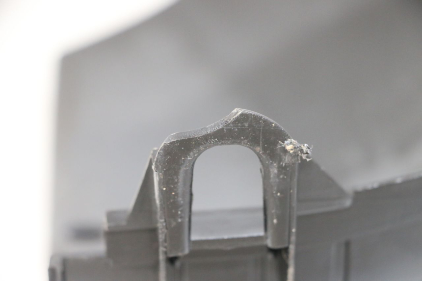 photo de RETROSCUDO INFERIORE DAELIM BESBI 125 (2007 - 2008) - Zoom sullo stato d'uso