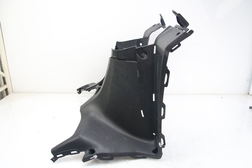 photo de PANNELLO INTERNO INFERIORE KYMCO DOWNTOWN ABS 125 (2015 - 2017) - Primo piano ad alta risoluzione