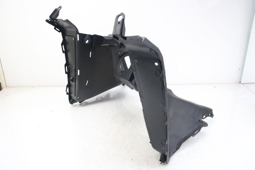 photo de PANNELLO INTERNO INFERIORE KYMCO DOWNTOWN ABS 125 (2015 - 2017) - Dettagli dei punti di fissaggio