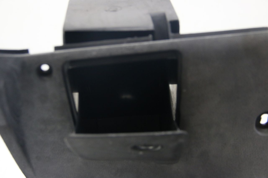 photo de PANNELLO INTERNO INFERIORE MBK SKYLINER 125 (1998 - 2001) - Dettagli dei punti di fissaggio