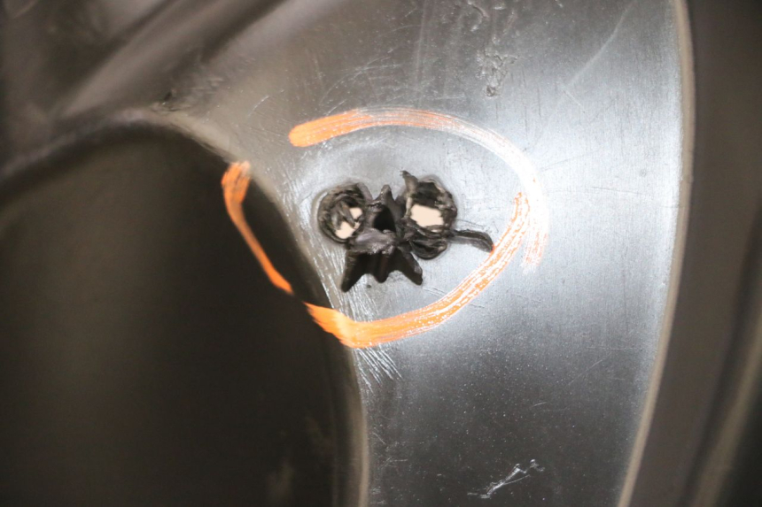 photo de RETROSCUDO PEUGEOT JET FORCE CARBU 50 (2003 - 2016) - Dettagli dei punti di fissaggio