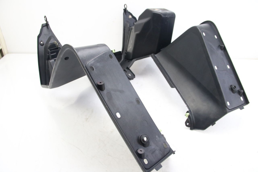 photo de PANNELLO INTERNO PEUGEOT SATELIS 125 (2006 - 2009) - Dettagli dei punti di fissaggio