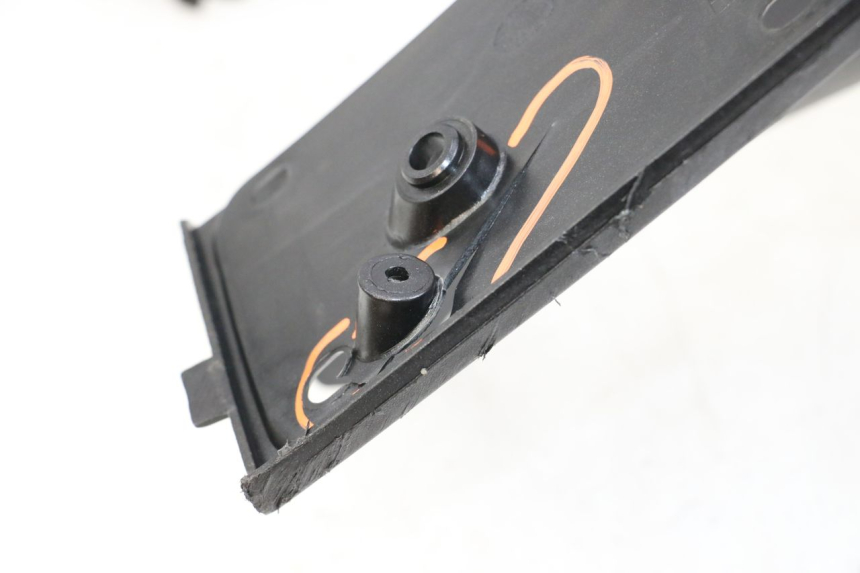 photo de PANNELLO INTERNO PEUGEOT SATELIS 125 (2010 - 2012) - Stato della superficie e materiale