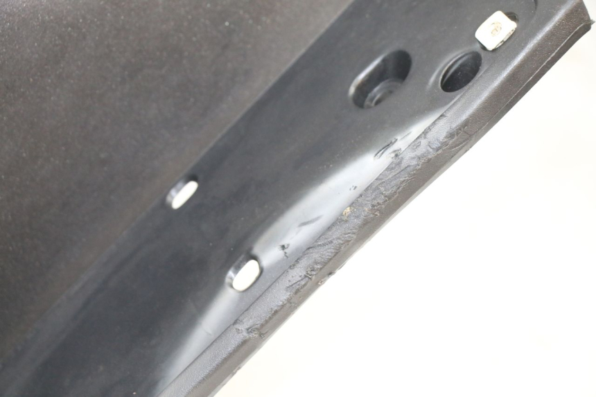 photo de FASCIA INTERNA PEUGEOT SATELIS 125 (2013 - 2018) - Dettagli dei punti di fissaggio