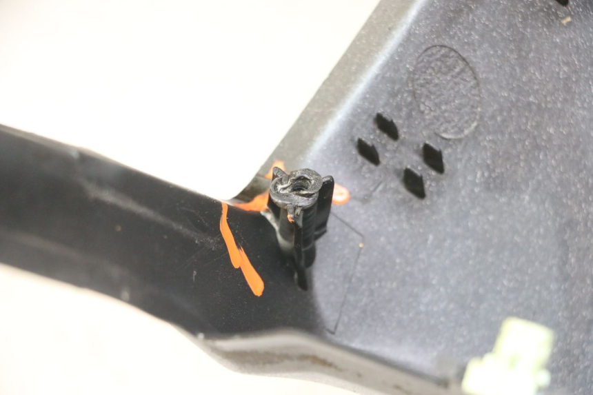 photo de FASCIA INTERNA PEUGEOT SATELIS 125 (2013 - 2018) - Stato della superficie e materiale