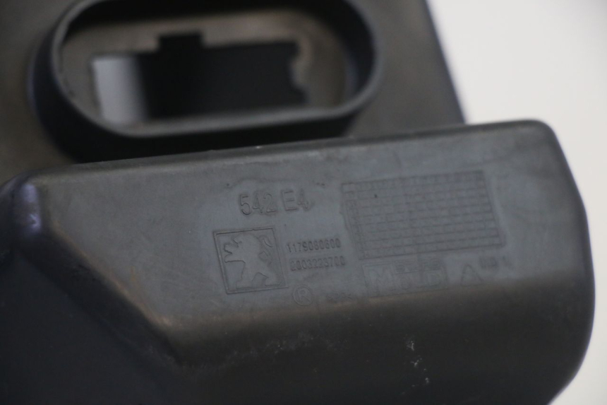 photo de FASCIA INTERNA PEUGEOT SATELIS 125 (2013 - 2018) - Marcature e riferimenti originali