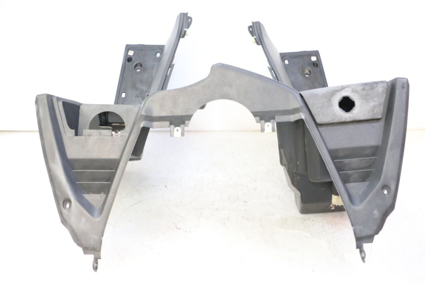 photo de FASCIA INTERNA PEUGEOT SATELIS 125 (2013 - 2018) - Zoom sui componenti